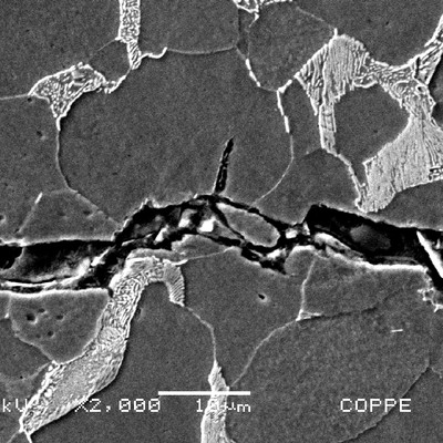 Metallographic aspect of one secondary cracking, paralell to the fracture surface, growthing with an irregular path and transgranular morphologyy.
The main crack presents small branching and cleavage propagation with a clear influence of corrosion (hydrogen evoution) .