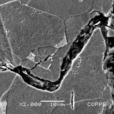 Metallographic aspect of one secondary cracking, paralell to the fracture surface, growthing with an irregular path and transgranular morphologyy.
The main crack presents small branching and cleavage propagation with a clear influence of corrosion (hydrogen evoution) .