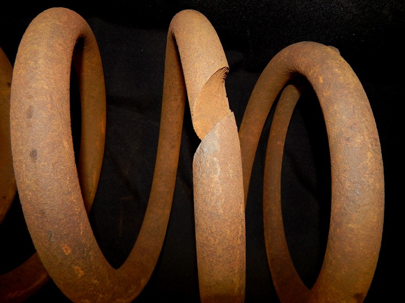 Aspect of the broken spring. The wire is 36 mm diameter and the ourter diameter of the spirals is 320 mm. It was broken in different locations.