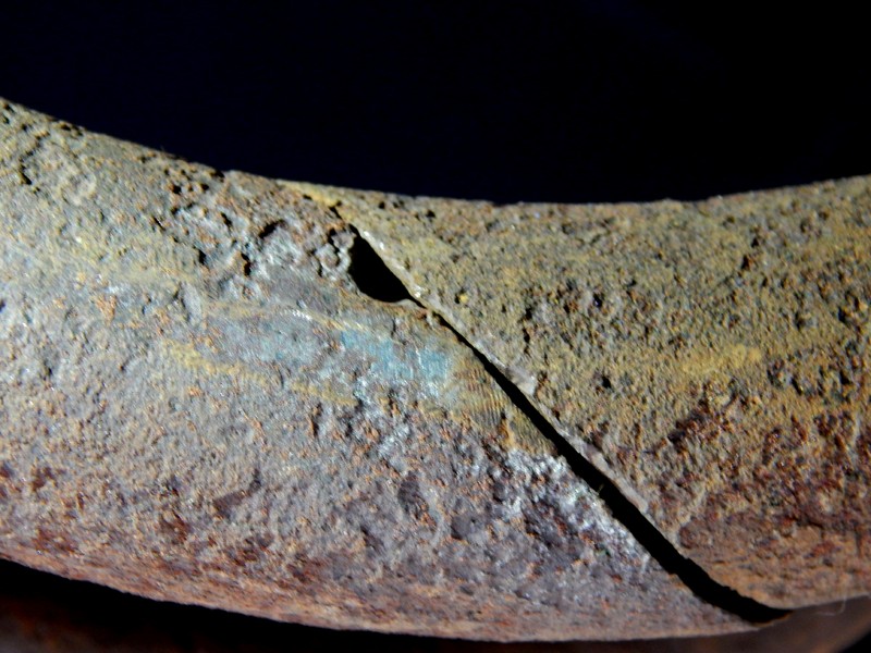 Aspect of the flat fracture surfaces, brittle. The spring surface is corroded and presents pits.