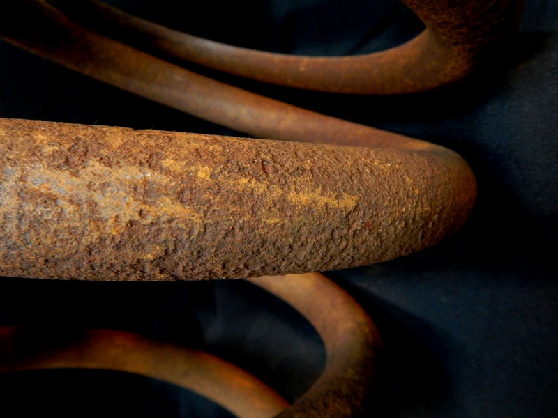 Rusted aspect of the spring surface.
