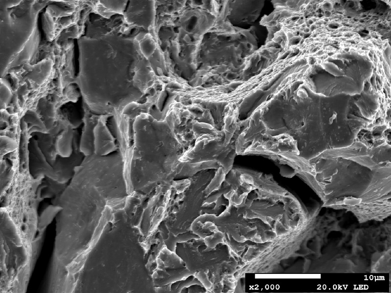 The spring fracture was rusted and did not allow the fractographic analysis.  The quasecleavage and intergranular fracture micromechanisms presented in this scanning electron microscopy image were obtained from the Charpy V broken testpiece that presented 15J of absorbed energy at room temperature (21°C).