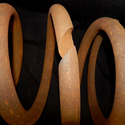 Aspect of the broken spring. The wire is 36 mm diameter and the ourter diameter of the spirals is 320 mm. It was broken in different locations.