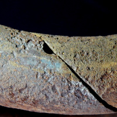 Aspect of the flat fracture surfaces, brittle. The spring surface is corroded and presents pits.