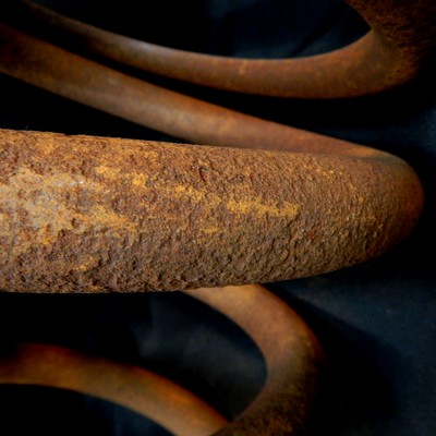Rusted aspect of the spring surface.