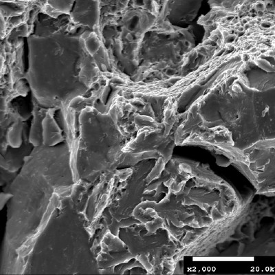 The spring fracture was rusted and did not allow the fractographic analysis.  The quasecleavage and intergranular fracture micromechanisms presented in this scanning electron microscopy image were obtained from the Charpy V broken testpiece that presented 15J of absorbed energy at room temperature (21°C).