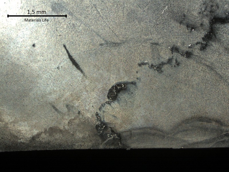 Macrographic detail close to the internal diameter (ID in the bottom), where the cracks were detected by dye check (after removal of the damaged part of the cast fitting). Close to the surface it is possible to see the layers of the weld metal that corresponds to the cast fitting buttering.