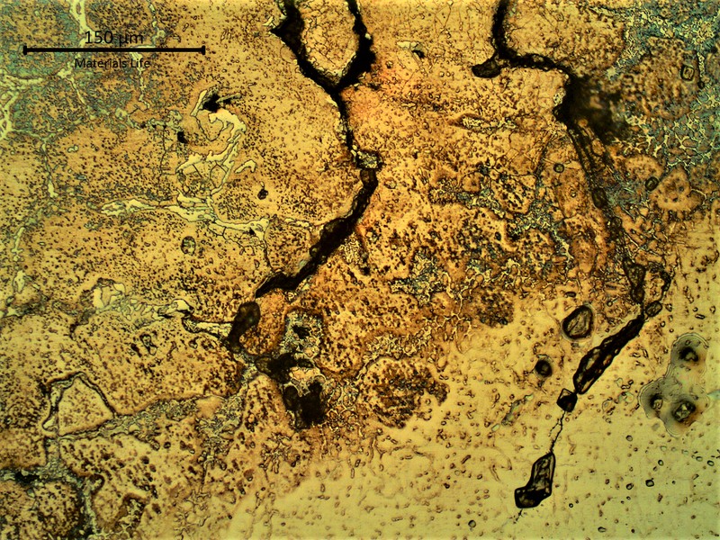 Micrographic detail of the cracks at the fusion line, associated to the partially melted region suggesting a liquation effect in a material that presented low ductility. After opening the cracks they propagate brittle into the base metal and created a solidification cracking in the weld metal, detailed in the next figures.