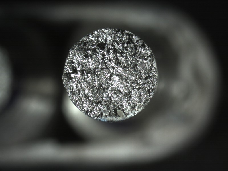 Aspect of the broken tensile testpiece, cylindrical, in a longitudinal direction in the tubular casting,  showing zero elongation and zero area reduction. The Yield Strenght (348MPa) is very close to the Ultimate Strenght (352MPa) in the tensile test. Yield to Ultimate ratio of 0.98.