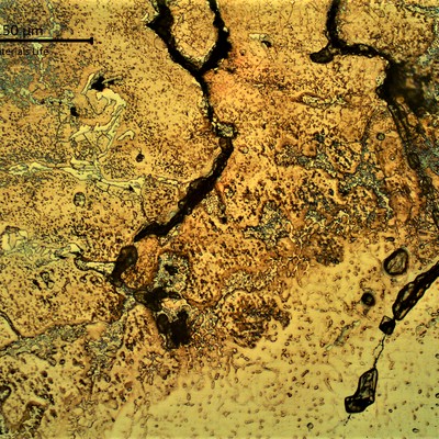 Micrographic detail of the cracks at the fusion line, associated to the partially melted region suggesting a liquation effect in a material that presented low ductility.  After opening the cracks they propagate brittle into the base metal and created a solidification cracking in the weld metal, detailed in the next figures.