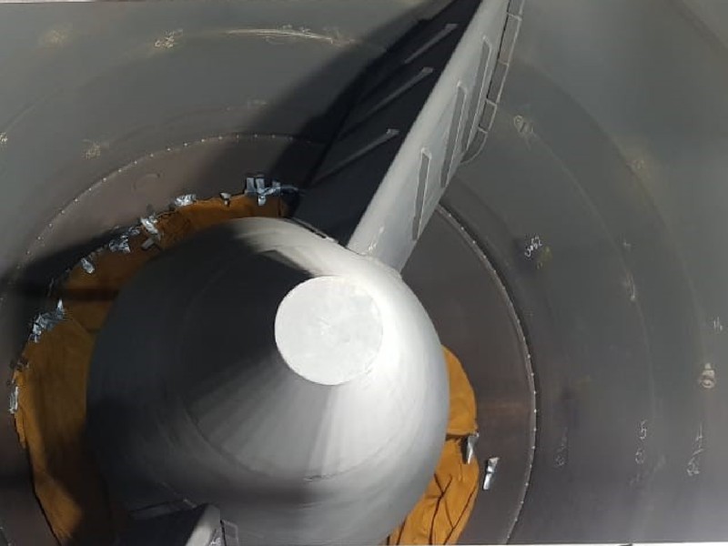 The carcass was manufactured using niobium stabilized plates, grade AISI 347, with circumferential welds, where the through wall cracks were detected.