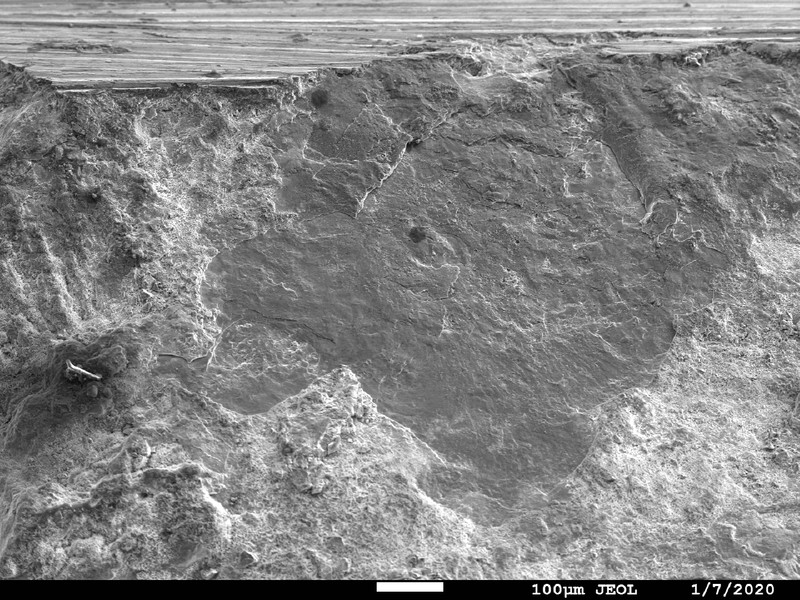 Detail of the fracture in the heat affected zone, showing a flat fracture where the fracture is close to the surface of the plate, exposed to the high temperature exhausting gases.