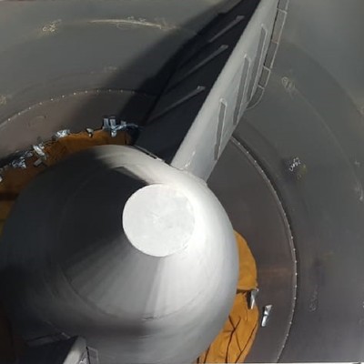 The carcass was manufactured using niobium stabilized plates, grade AISI 347, with circumferential welds, where the through wall cracks were detected.