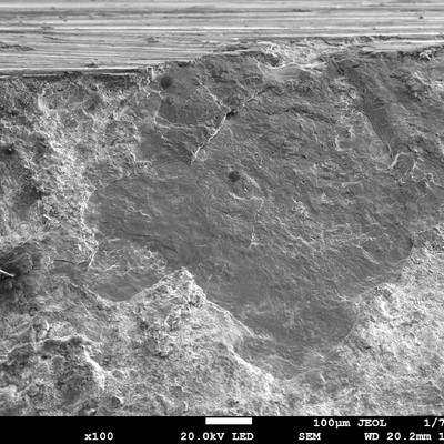 Detail of the fracture in the heat affected zone, showing a flat fracture where the fracture is close to the surface of the plate, exposed to the high temperature exhausting gases.