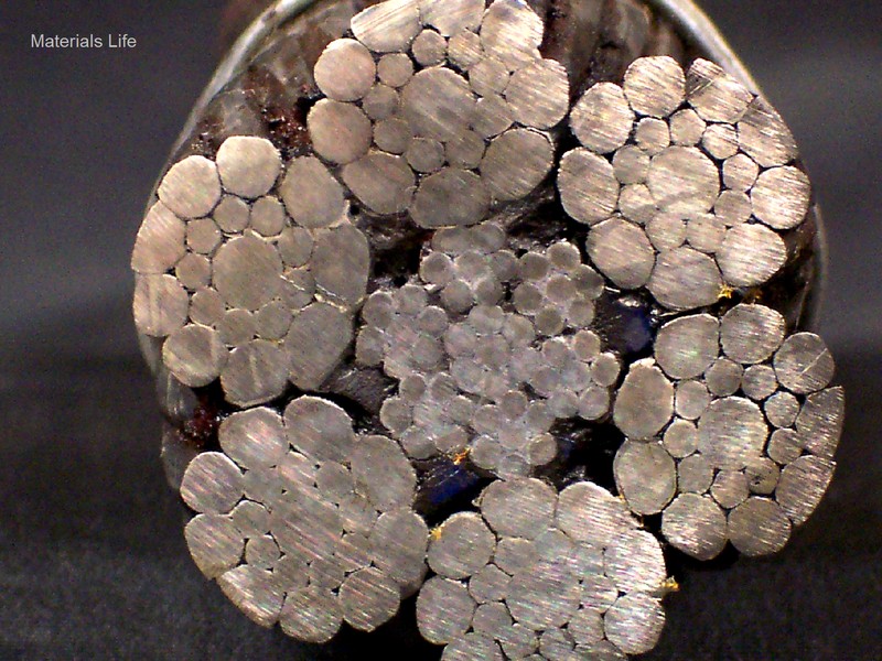 Detail of the IWRC with 6 strands of 7 wires plus the core.  It is possible to see that the outer wires of the external strands are plastically deformed, mainly in the upper side of the figure; and the core is manufactured using galvanized  wires.
