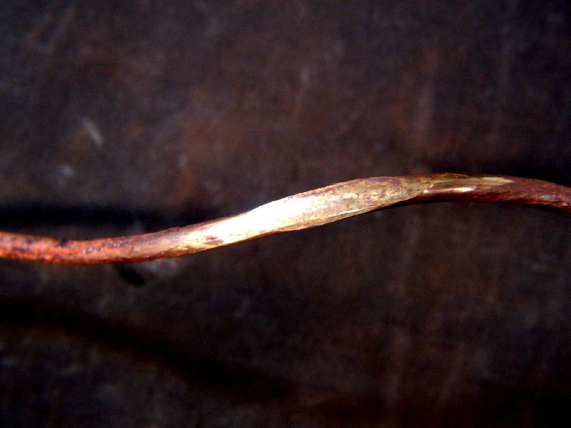 One disassembled wire, 3.2mm diameter, from a strand. The wire presents strong plastic deformation. In a very localized area.