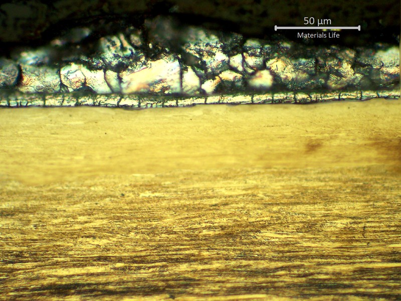 Metallographic detail of the wire surface in the core wire of the IWRC, presenting the galvanized layer.