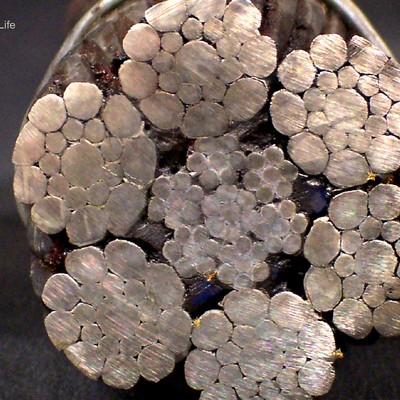 Detail of the IWRC with 6 strands of 7 wires plus the core. It is possible to see that the outer wires of the external strands are plastically deformed, mainly in the upper side of the figure; and the core is manufactured using galvanized wires.