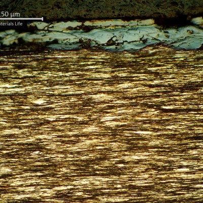 Metallographic aspect of the wire surface in one strand external wire, showing the presence of oxides.
