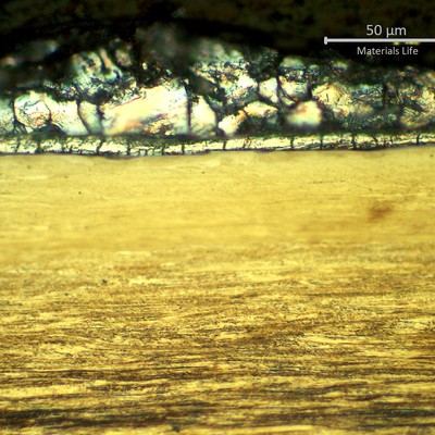 Metallographic detail of the wire surface in the core wire of the IWRC, presenting the galvanized layer.