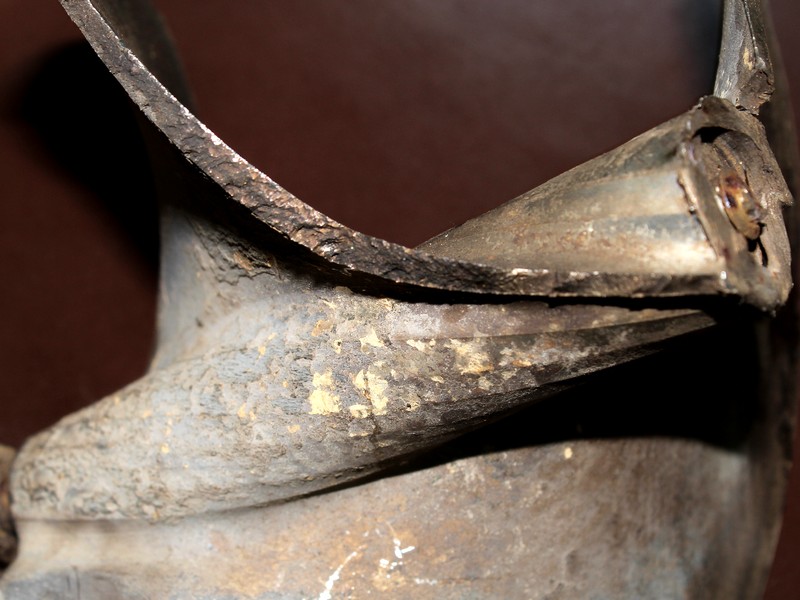 The rotor blade failed without deformation.  At the rotor surface it is possible to see different colours of deposits.