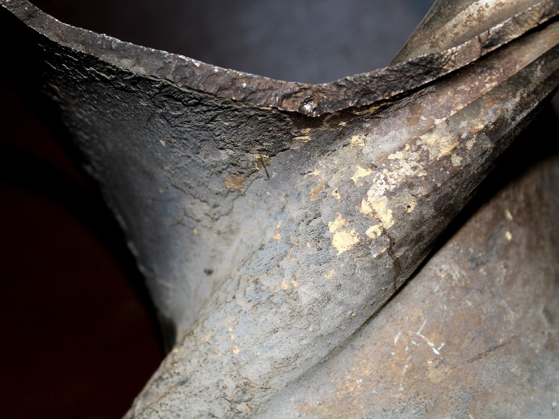 Detail of the fracture surface, dark in the root of the blade, presenting a brittle aspect and indication that it started from this position.