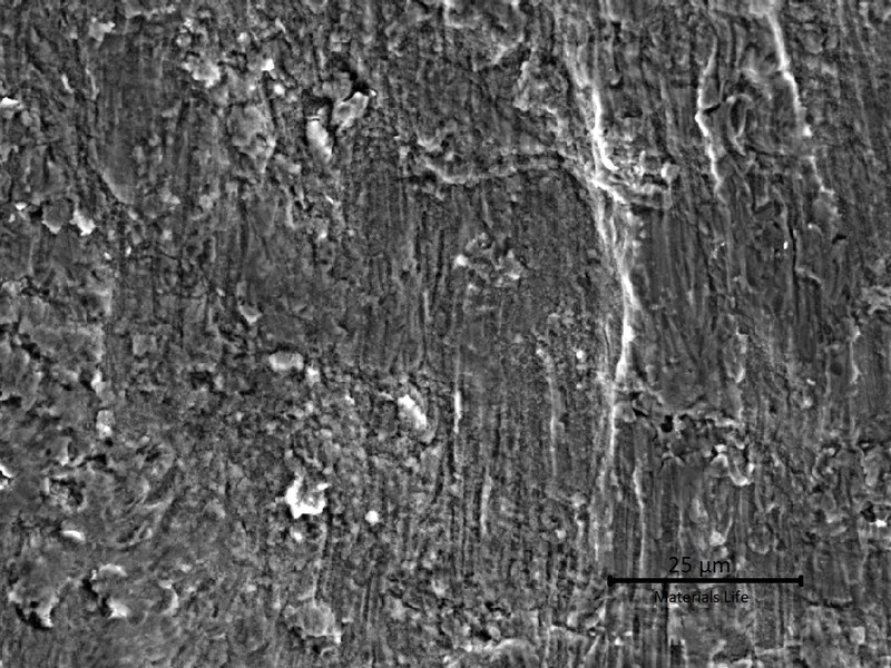 The propagation of the crack is also transgranular, without plastic deformation, by fatigue.