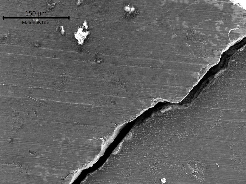 Aspect by SEM of the secondary crack at the blade surface.