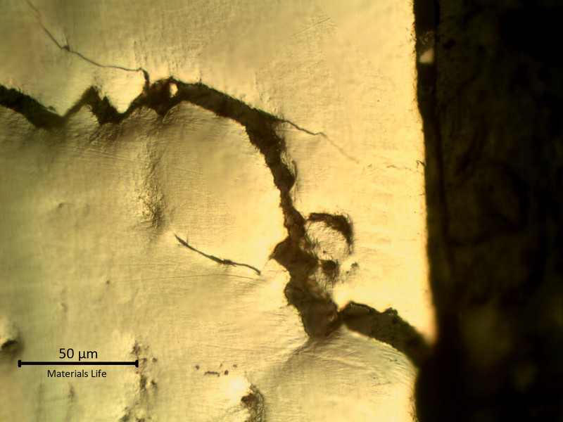 In a cut perpendicular to the macroscopic secondary crack it is possible to see several brittle microcracks (branched), indicating that an embrittlement has occurred.