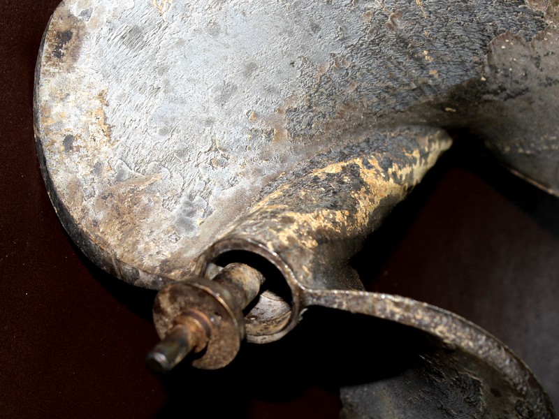 View of the shaft inserted in the rotor body, and deposits of different colours.