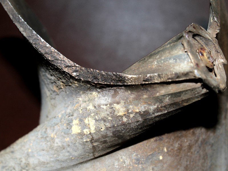 View of the rotor body smashed in the internal shaft, the fracture and deposits of different colours.
The fracture presented a dark aspect where the failure has started.
