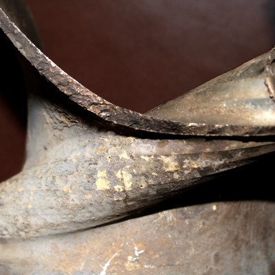 The rotor blade failed without deformation.  At the rotor surface it is possible to see different colours of deposits.