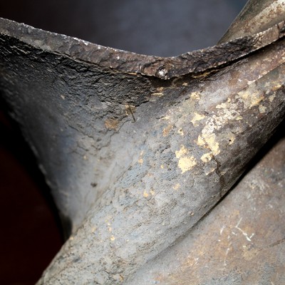 Detail of the fracture surface, dark in the root of the blade, presenting a brittle aspect and indication that it started from this position.