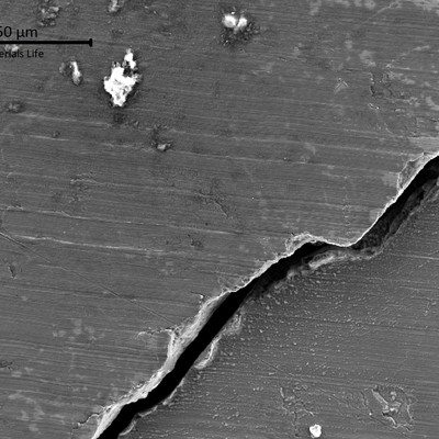 Aspect by SEM of the secondary crack at the blade surface.