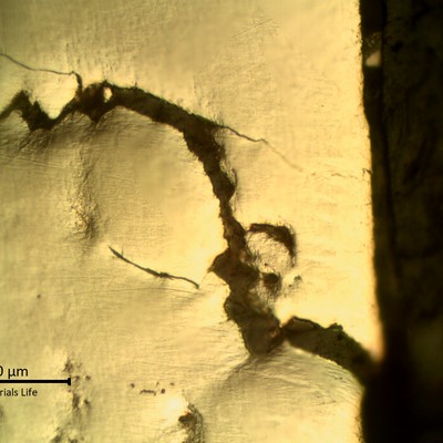 In a cut perpendicular to the macroscopic secondary crack it is possible to see several brittle microcracks (branched), indicating that an embrittlement has occurred.