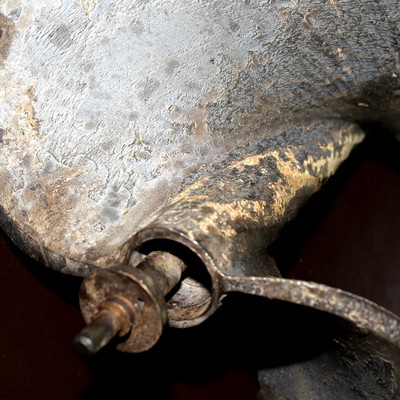View of the shaft inserted in the rotor body, and deposits of different colours.