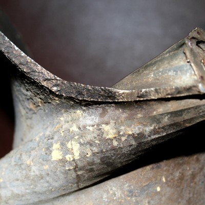 View of the rotor body smashed in the internal shaft, the fracture and deposits of different colours.
The fracture presented a dark aspect where the failure has started.