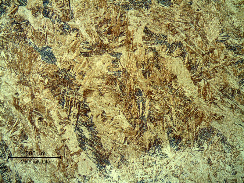 The columnar grains of the weld metal in the cap presented a martensitic structure.