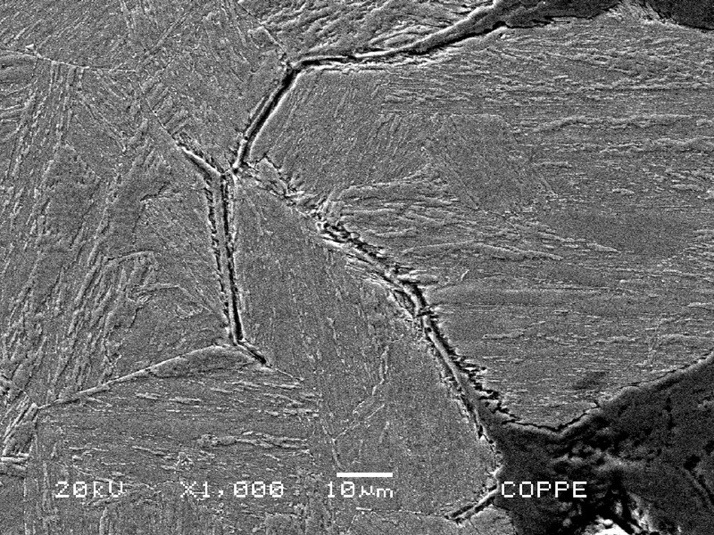 Detail of the cold cracking at the previous austenite grain boundary of the martensitic structure.