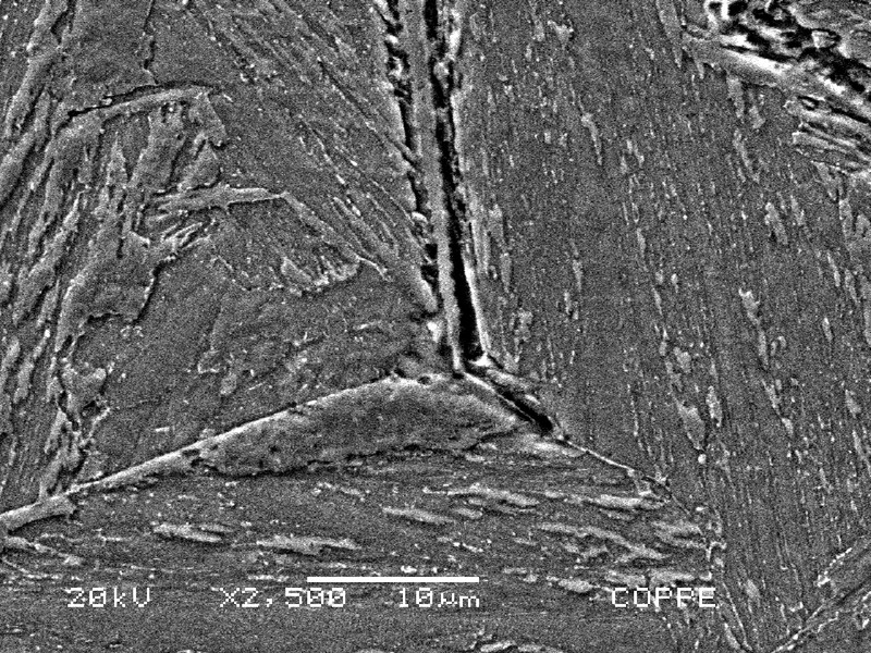 Detail of the cold cracking at the previous austenite grain boundary of the martensitic structure.