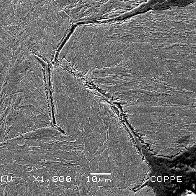 Detail of the cold cracking at the previous austenite grain boundary of the martensitic structure.
