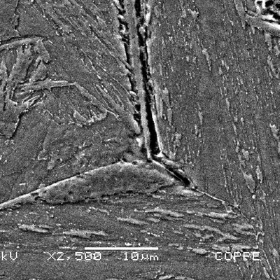 Detail of the cold cracking at the previous austenite grain boundary of the martensitic structure.