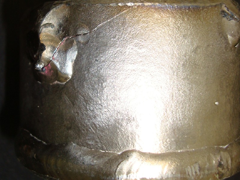 Detail of the end of the rib, with a crack in the fillet weld metal, propagating through the pipe wall.