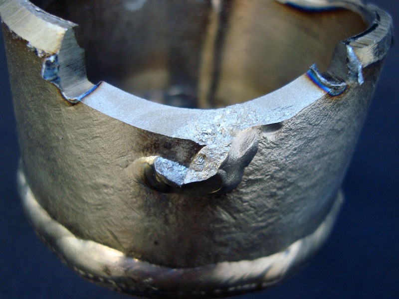 The through wall cracking was opened by longitudinal cutting of the pipe in two positions, to analyzed the region where the crack was nucleated.