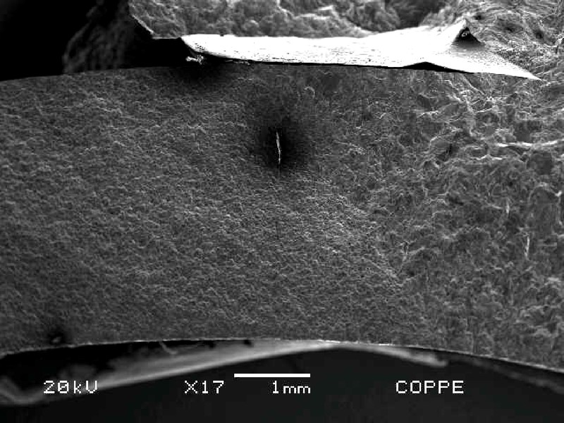 Aspect of the opened crack by scanning electron microscopy, showing the coarser structure in the weld (right side of the figure).