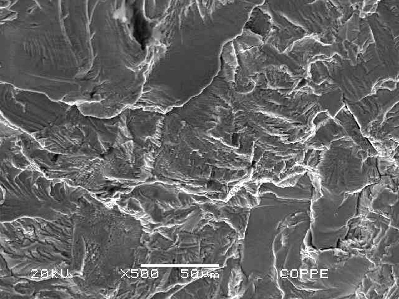 In the region where the fracture started there are brittle aspects resembling a cleavage micromechanism and several secondary cracks, transverse to the fracture surface,  as well as propagation by fatigue (striation).