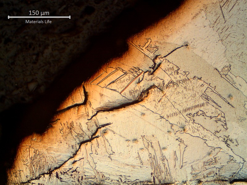Micrography of the weld metal at the fillet weld where the cracking started, showing several brittle microcracks that corresponds to the regions where the fractography showed secondary crackis.