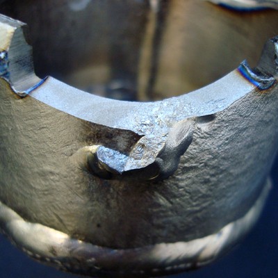 The through wall cracking was opened by longitudinal cutting of the pipe in two positions, to analyzed the region where the crack was nucleated.