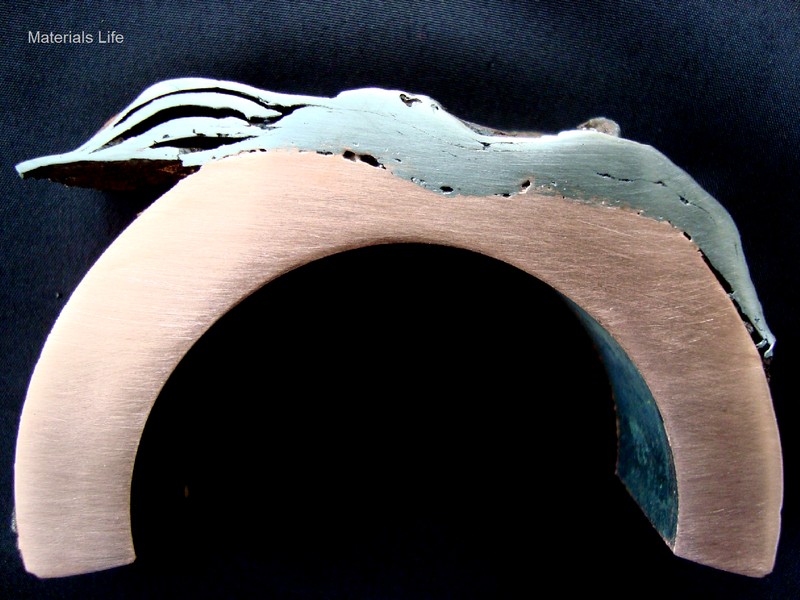 Transverse section of the tube in a position of localized thinning.