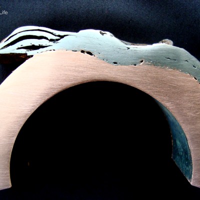 Transverse section of the tube in a position of localized thinning.